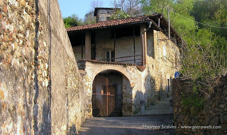 10 Vecchia cascina all 'inizio della scalinata che da Villa Agliardi porta al Santuario.JPG